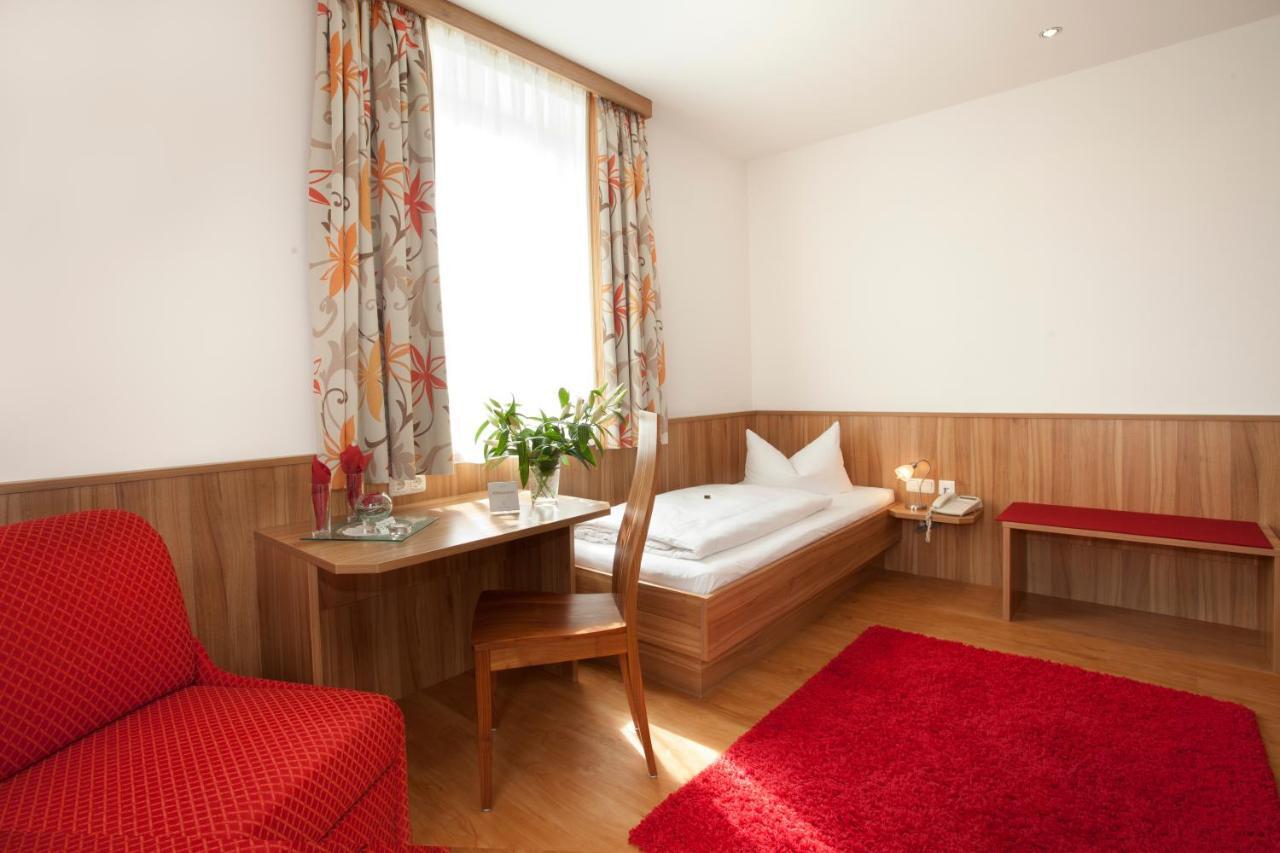 Hotel Drei Loewen Dachau Rum bild